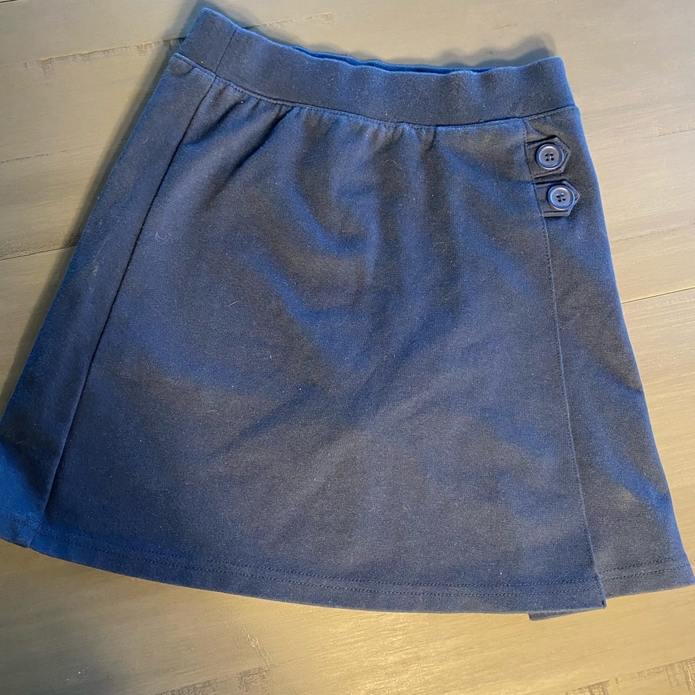 Girls navy uniform skirt. Size M 7/8
